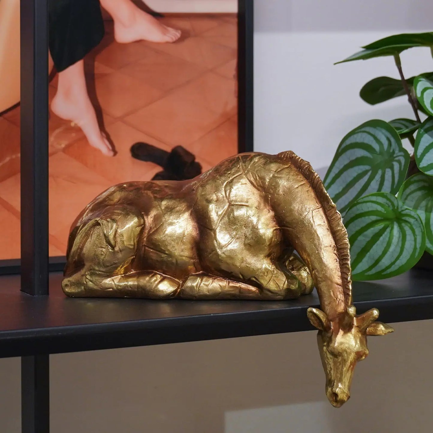 Living Room Decor Statues Indoor - Resin Abstract Golden Giraffe Sculptures Home Decor for Desktop Shelf Table Desk Bedroom Office Farmhouse Decoration Gifts 8.25 * 5.5 * 3.5 Inch